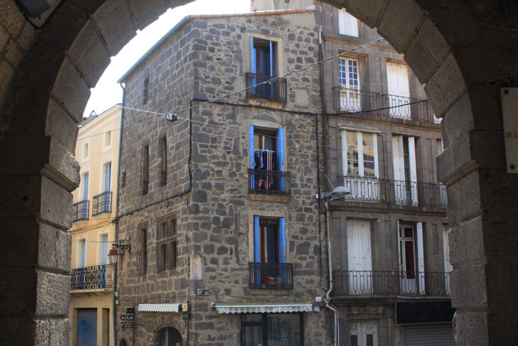 Agde, Blick durch den Bogen des Rathauses auf typische Fassade