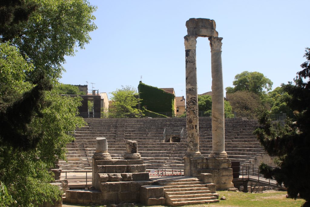 Blick auf das Amphitheater mit Säulen im Vordergrund