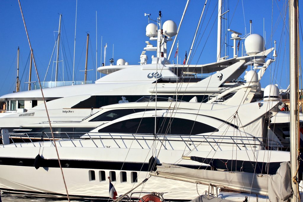 Blick auf Yachten im Hafen