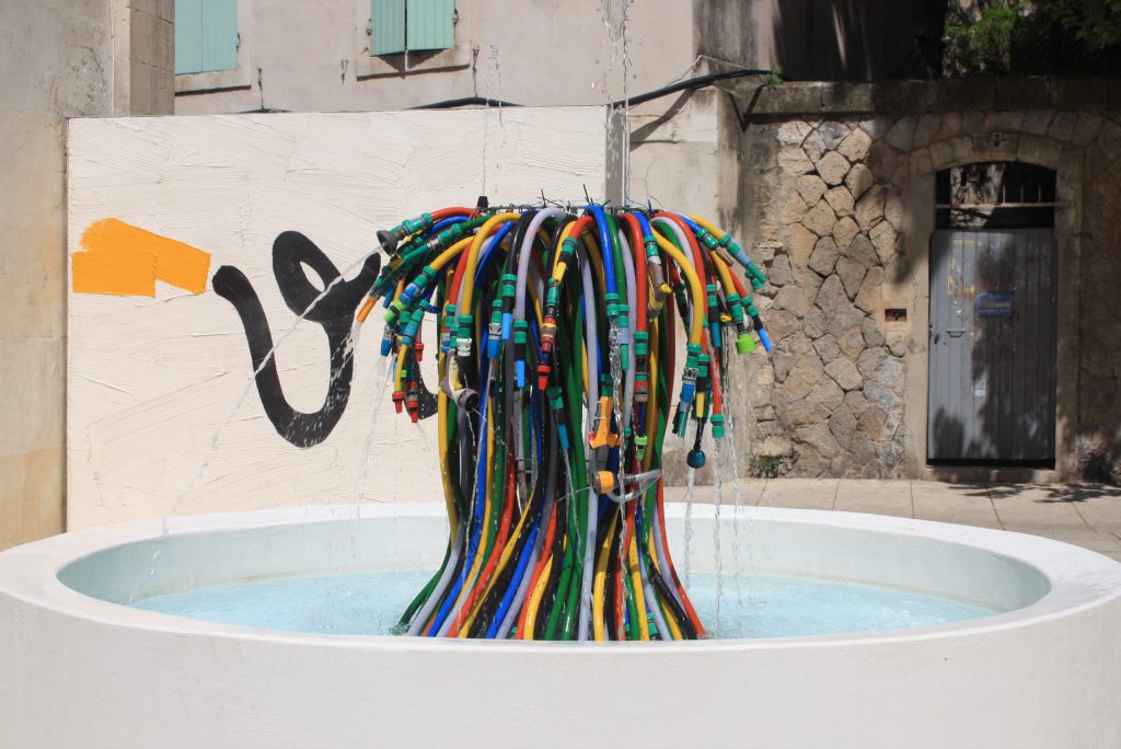 Brunnen aus bunten Gartenschläuchen
