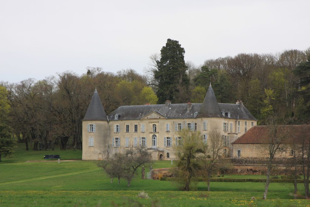 Schloss vor einem Wald