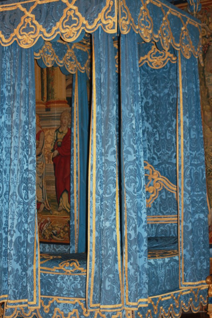 Bett mit Baldachin in blau gehalten