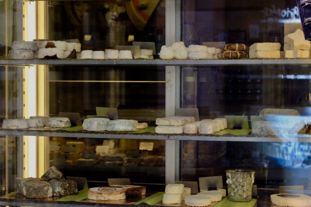 Schaufenster mit Käse