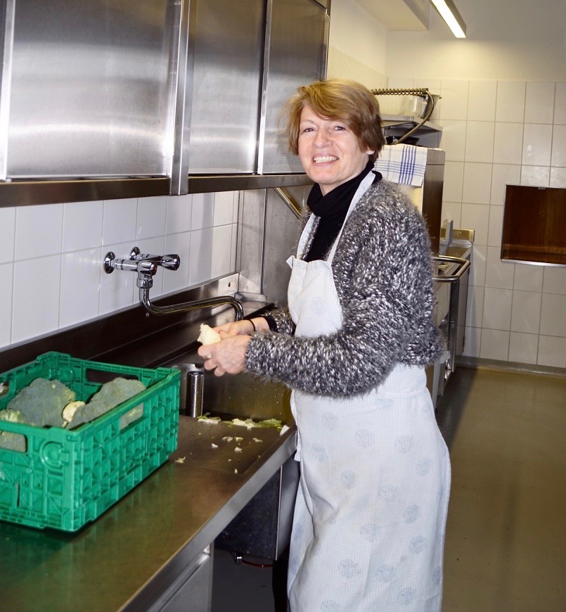 Gast bei der Arbeit in der Klosterküche