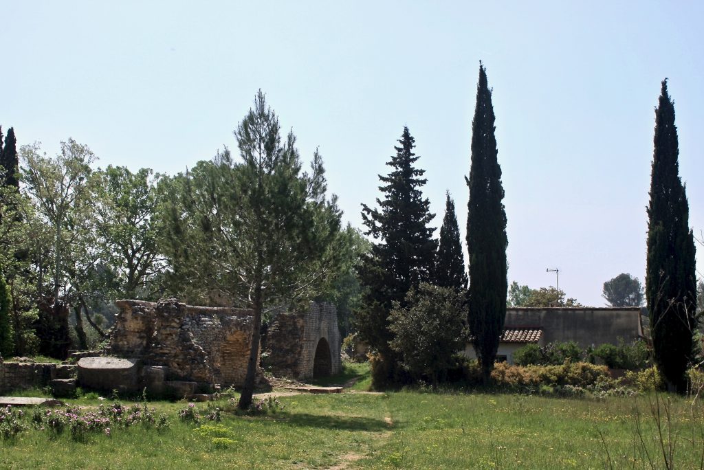 Verfallenes Aquädukt in der Provence