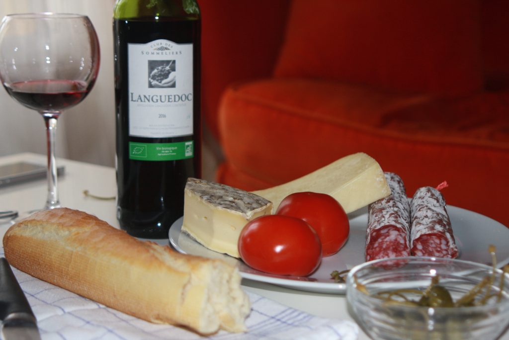 Stilleben Weinflasche, Käse , Wurst, Tomaten, Brot