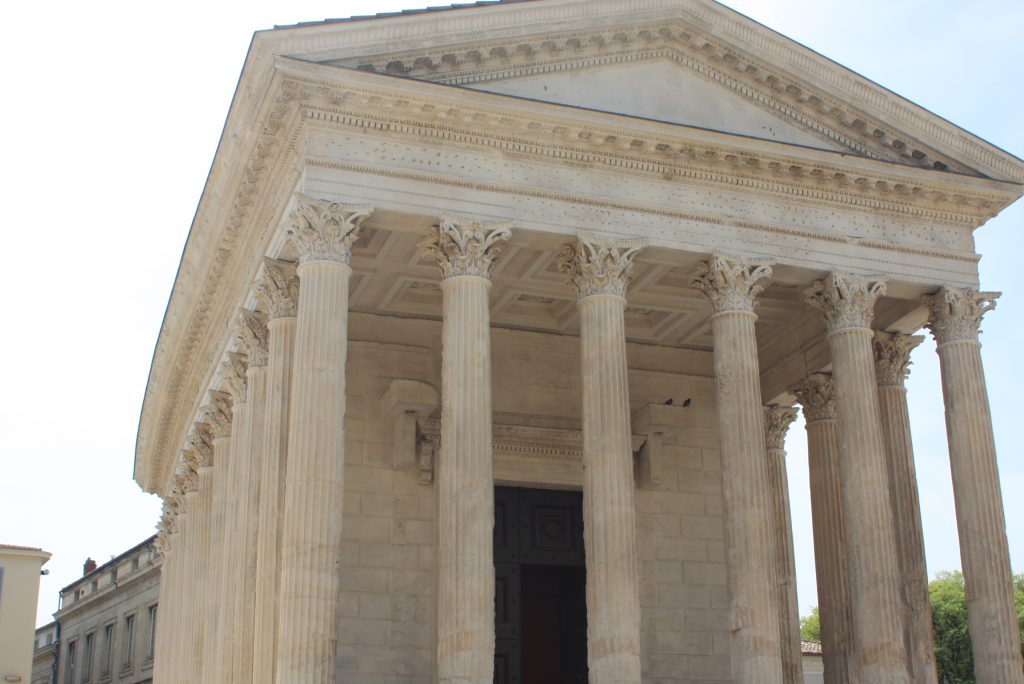 Blick auf römischen Tempel in Nimes, Maison Carrie