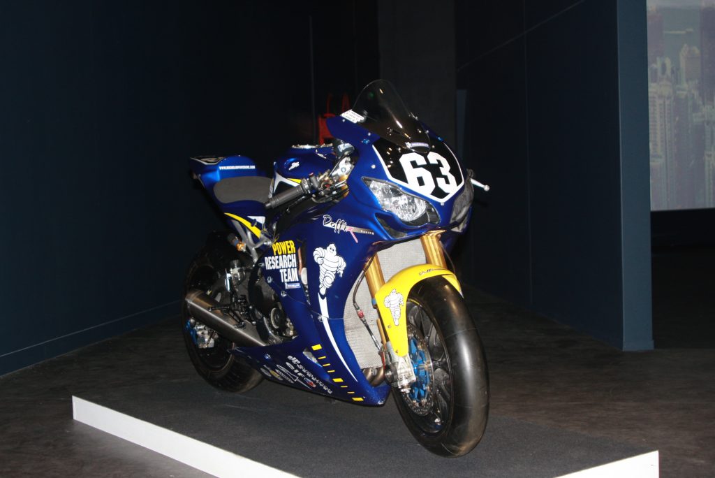Motorrad mit Michelinerkleidung