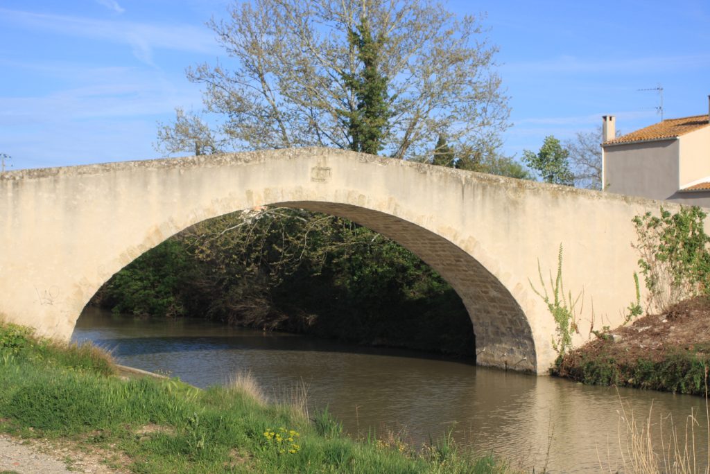 Typische Brücke aus Stein über den Canal de Midi