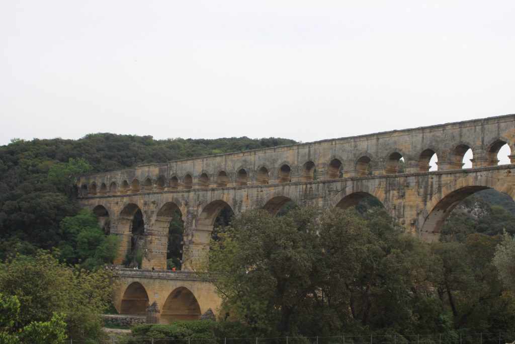 Pont du Gard vom linken Flussufer aus gesehen