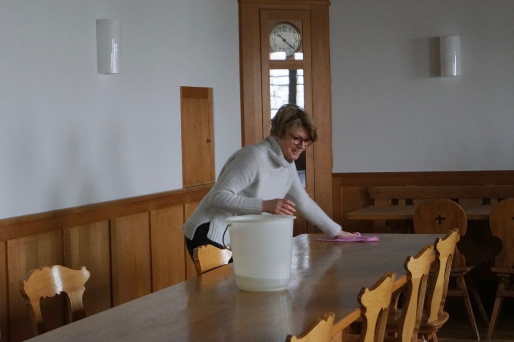 Gast wischt Tisch im Repertorium