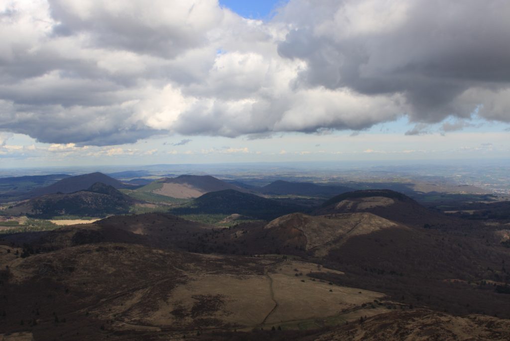 Blick auf die Vulkanlandschaft in der Auvergne