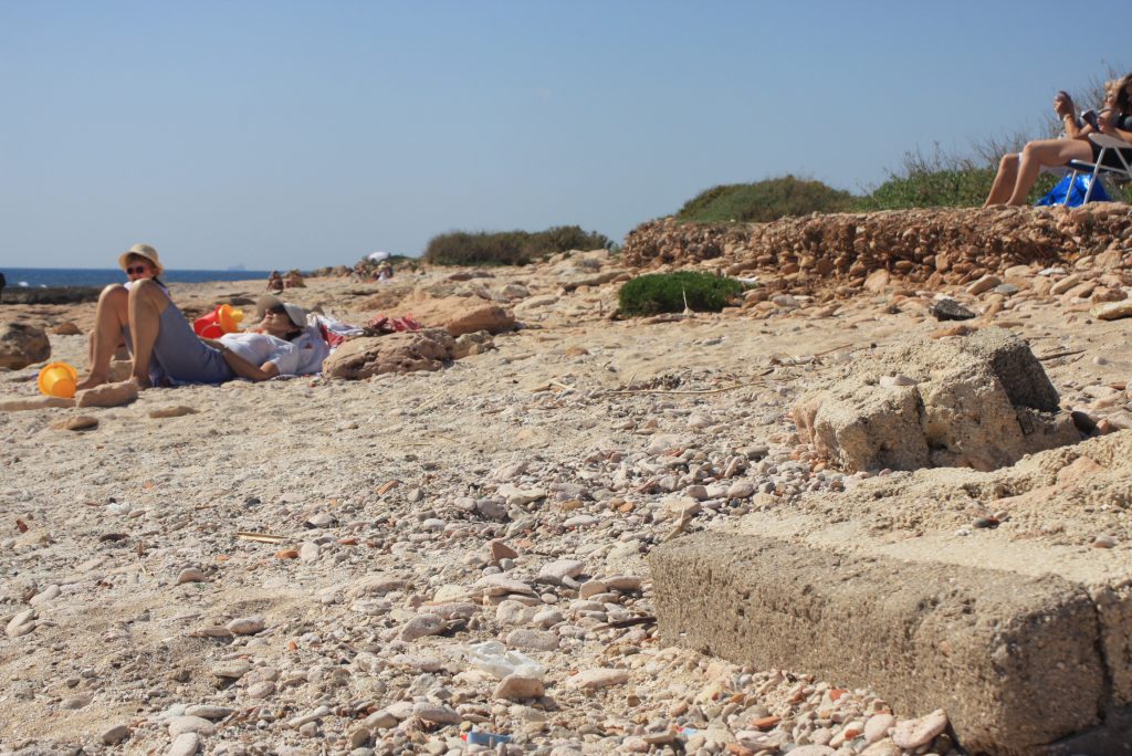 Blick auf den steinigen Strand bei Carro