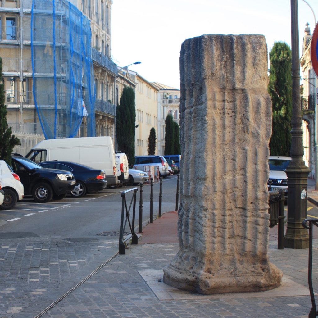 Säule aus der Römerzeit an einer Strassenecke in Narbonne