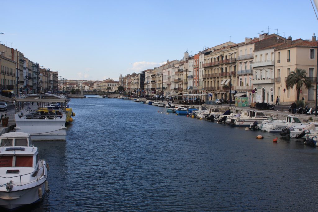 Kanal mit Booten zu beiden Seiten sowie Häuserreihen in Séte