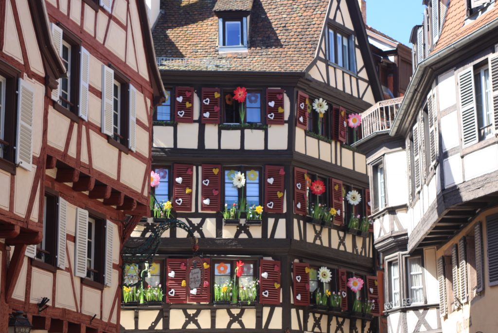 Fachwerkhaus in Colmar mit Dekoration.