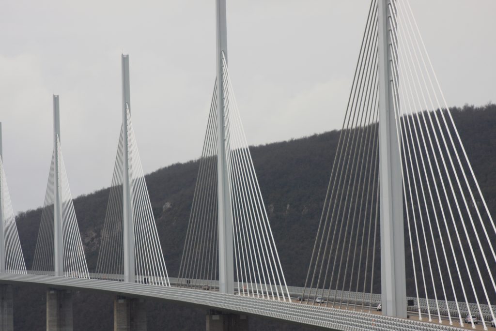Blick auf Schrägseilbrücke von Millau
