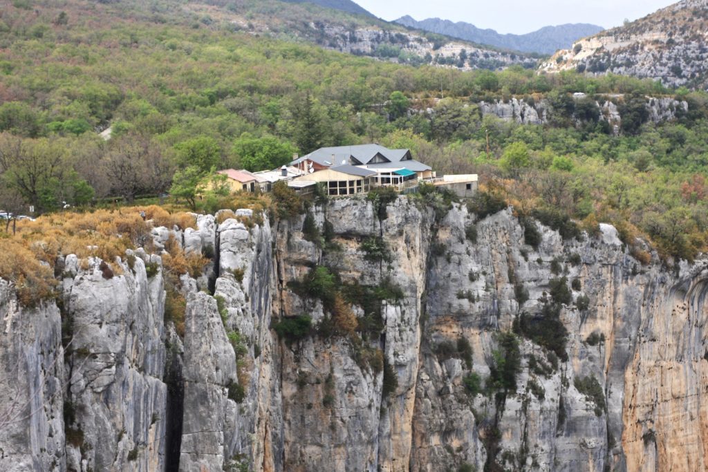 Restaurant am Rande der senkrecht abfallenden Felsen