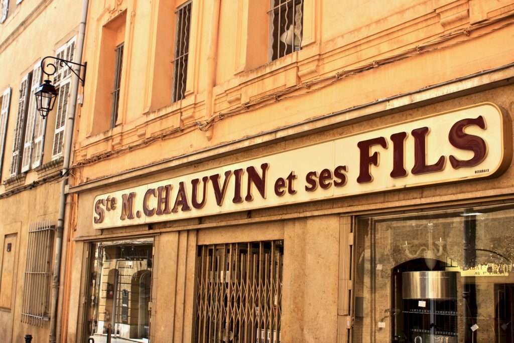 Namensschild eines Geschäfts "chauvin et ses fils", Chauvi und seine Söhne