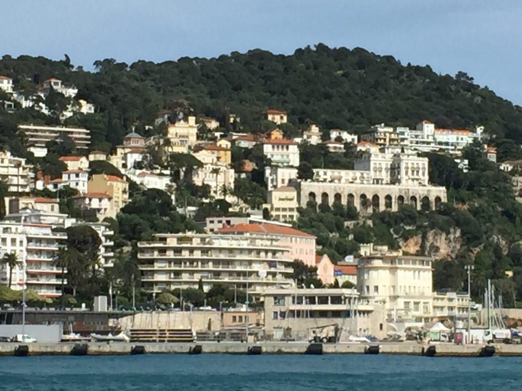 Blick auf die bebaute Küste von Nizza