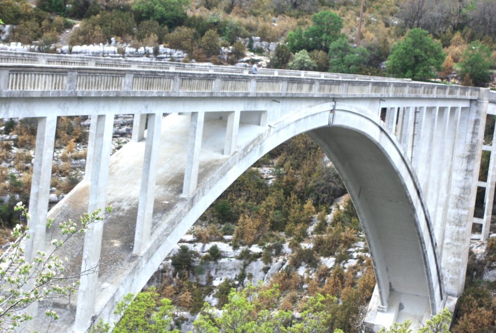 Bogenbrücke aus Beton