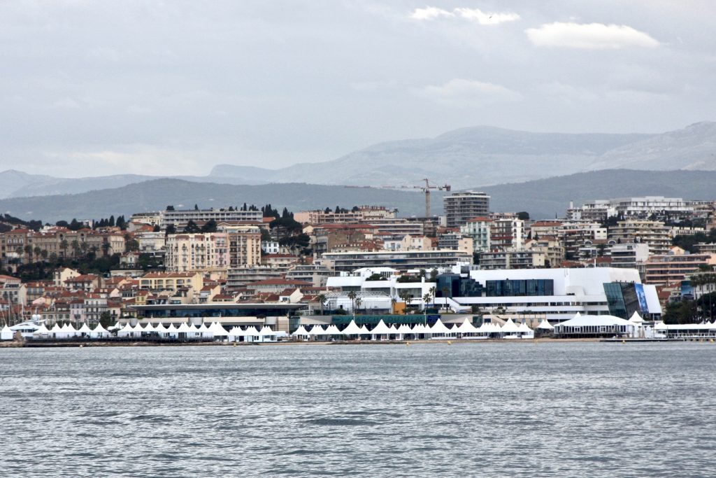 Blick meerseitig auf das weiße moderne Gebäude der Filmfestspiele in Cannes
