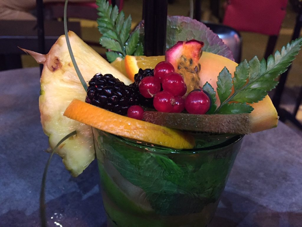 Cocktail Mojito mit Früchten garniert
