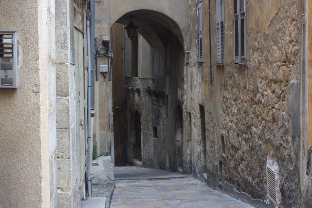 Blick auf Torbogen in der Altstadt von Grasse