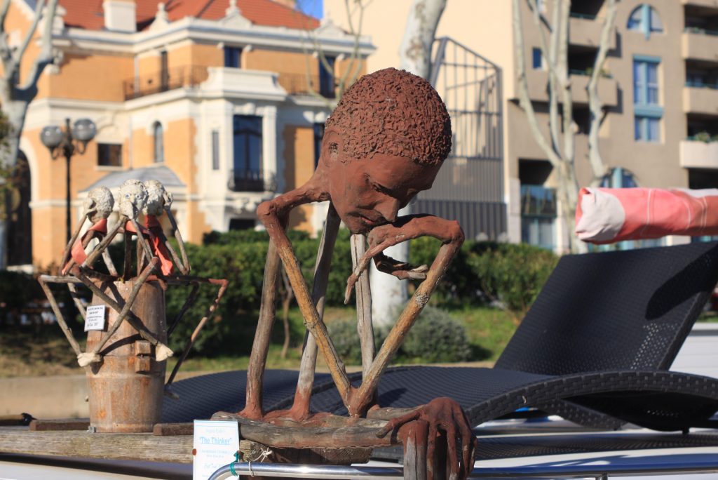 Kunstwerk: Gebeugter Kopf auf die Hand gestützt