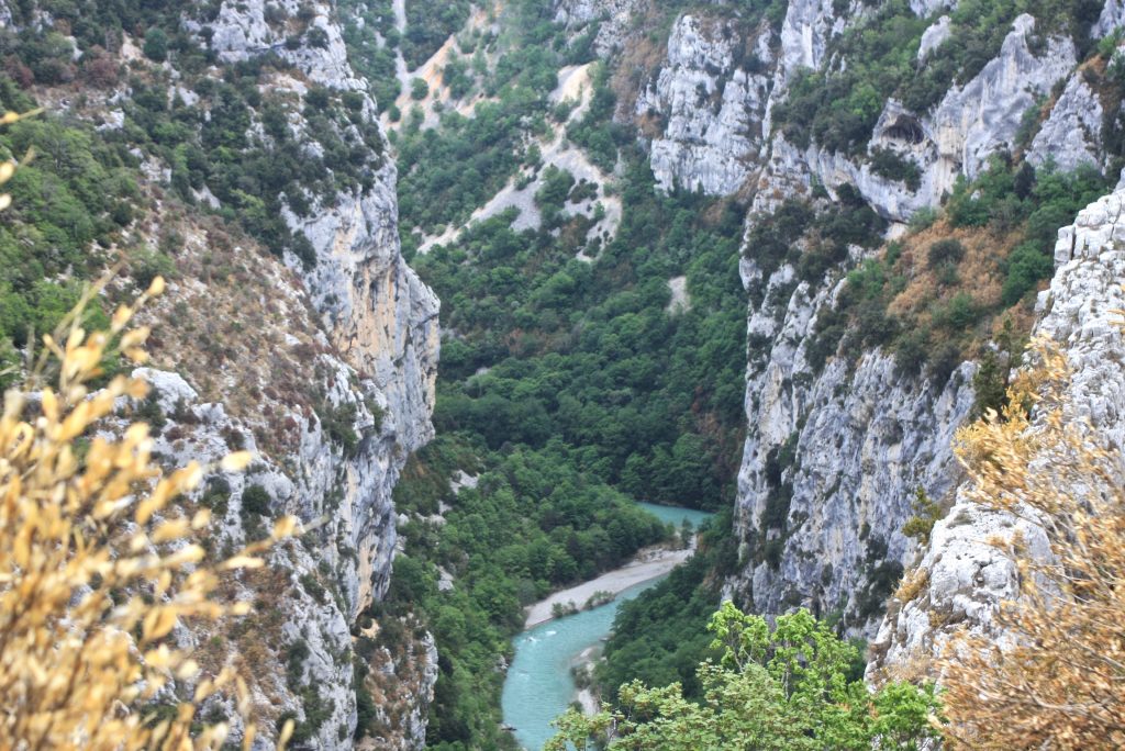 Blick aus großer Höhe auf den türkisfarbigen Fluss