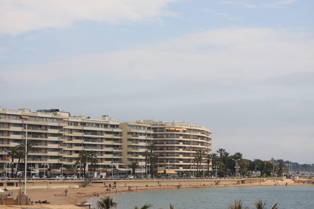 Appartement und Hotelfassaden an der Strandpromenade in St.Raphael