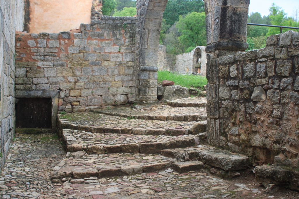 Verfallener Treppenaufgang in den Klosterinnenhof