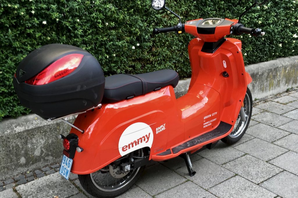 Roter Elektroroller Emmy