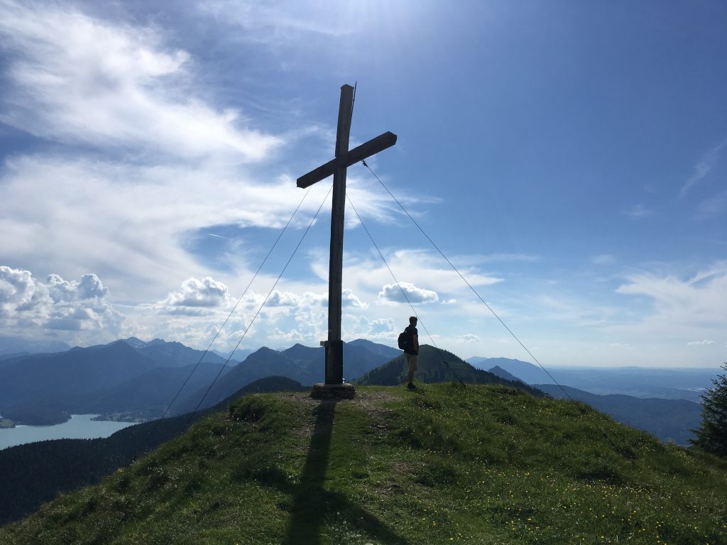 Blick auf Gipfelkreuz am Hirschhörndl, links Blick auf den Walchensee
