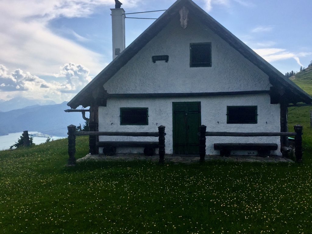 Gemauerte Almhütte mit grünen Fensterläden
