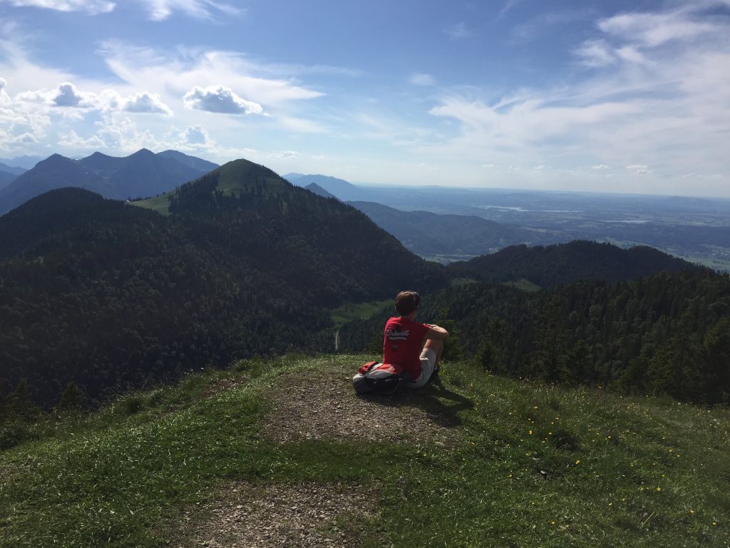Blick vom Gipfel auf die umliegende Bergwelt