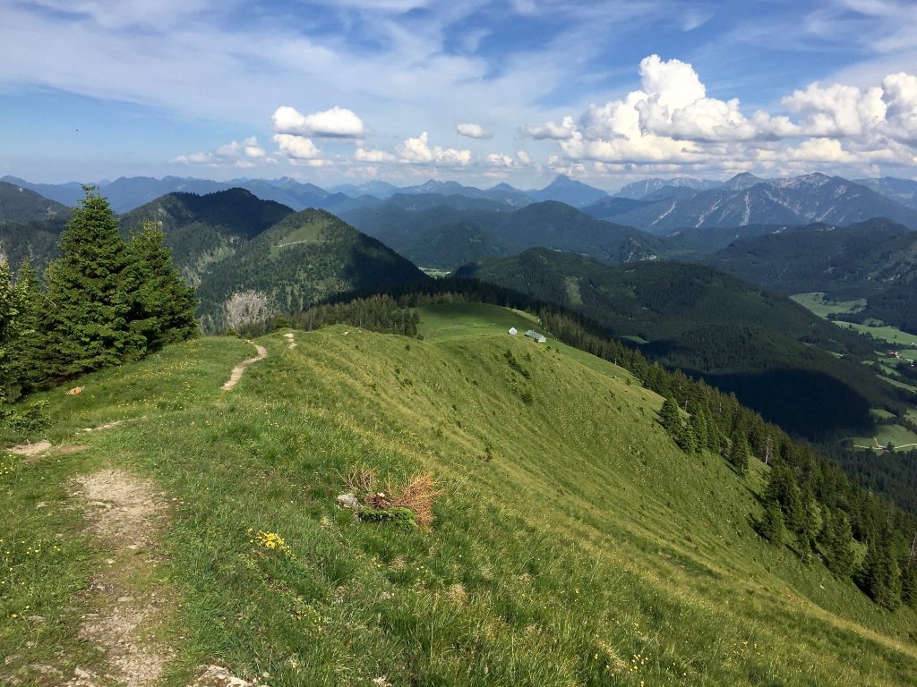 Blick vom Gipfel auf den Weg und in das Tal der Jachenau