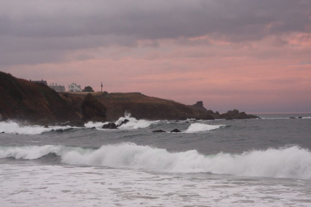 Abendstimmung in einer Bucht betstarkem Wellengang