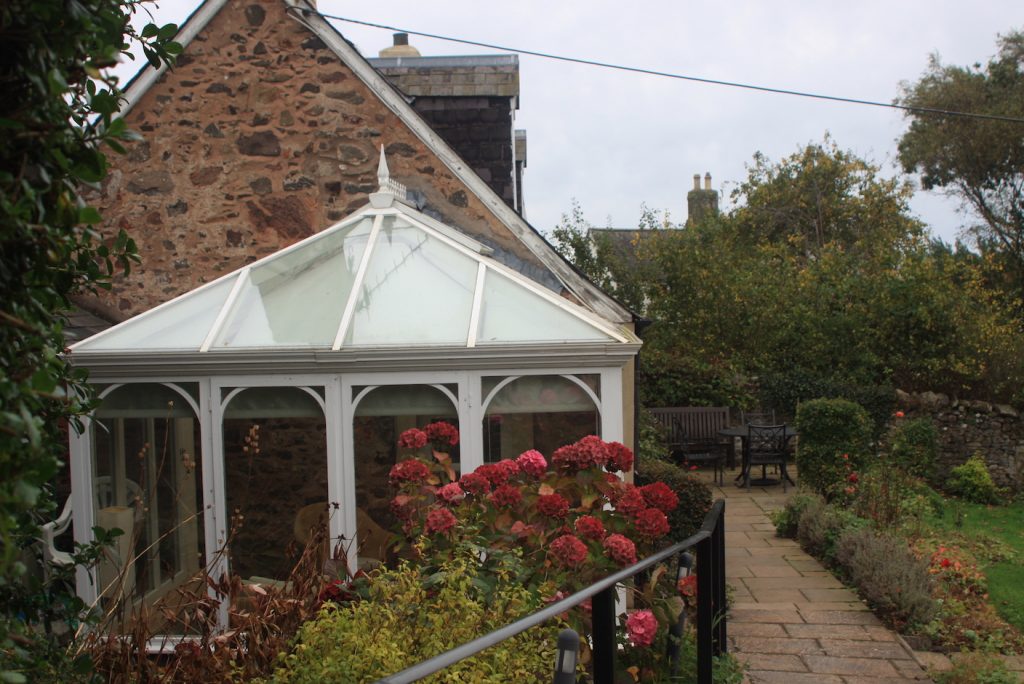 Blick auf Wintergarten mit Cottage