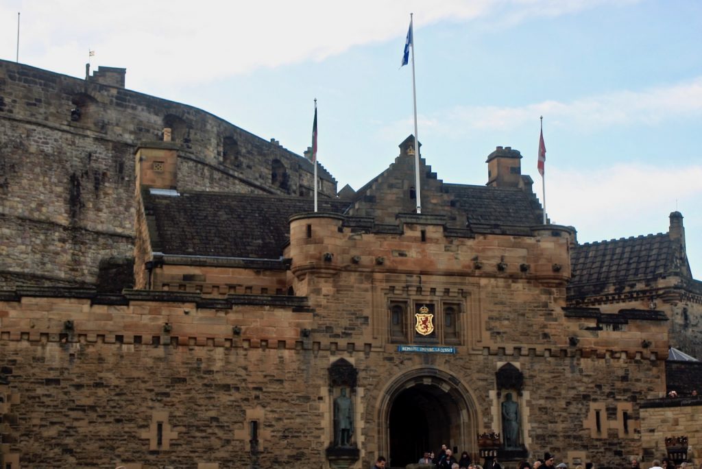 Burgtor mit Zinnen und Fahnen