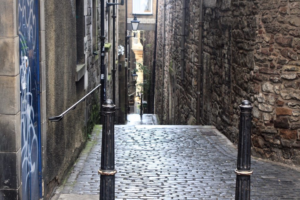 Schmale Gasse führt bergab