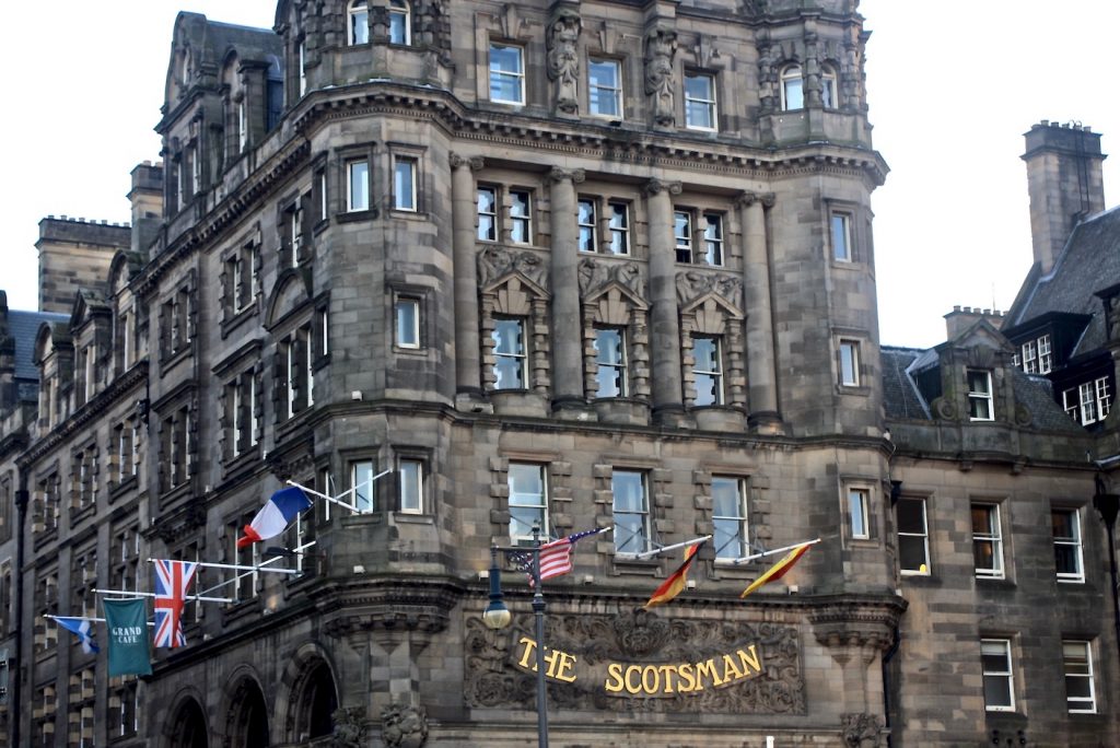 Blick auf das alte Hotel 'The Scotsman'