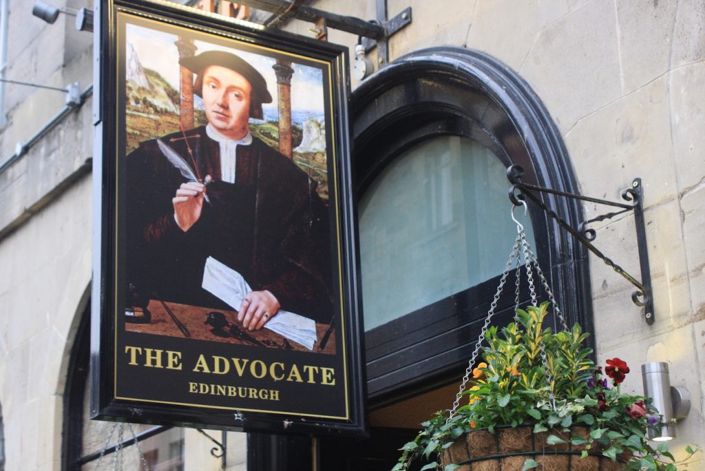 Nasenschild des Pubs 'The Advocate' zeigt einen Anwalt iin traditionellem Habit
