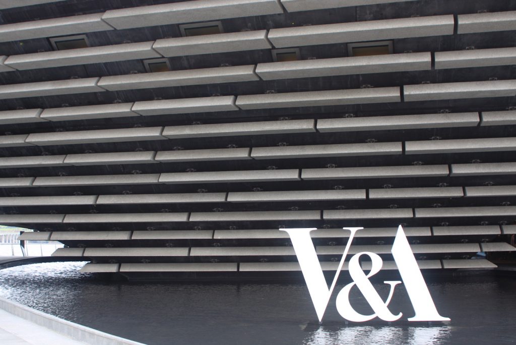 Außenfassade des Design-Museums in Dundee, in großen Lettern davor V&A 