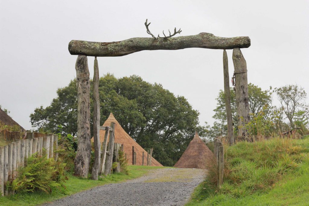 Eingangstor zum keltischen Fürstenhof aus Holzstämmen
