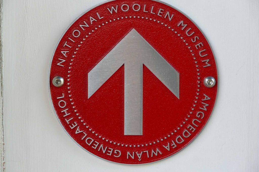 Pfeil in rotem Kreis