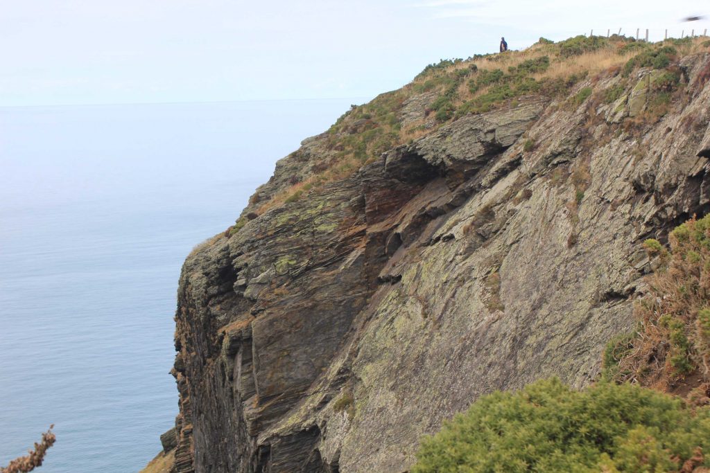 Klippen fallen steil zum Meer ab