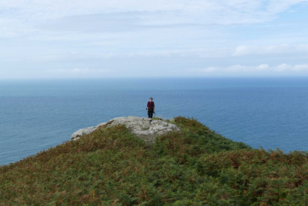 Wanderer an der Klippe vor dem Meer