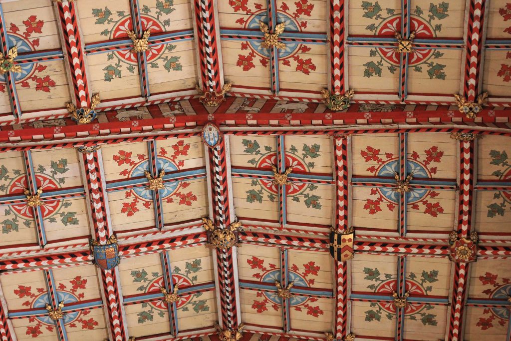 Holzdeck der Kathedrale mit kunstvoller Bemalung in rot auf weißem Grund
